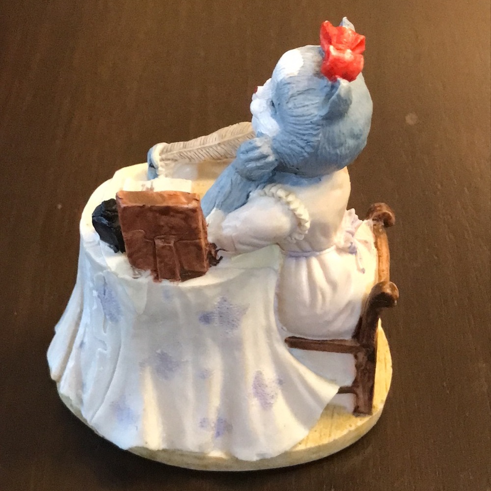 Mrs Kitty Pens a Letter to Mr Kitty Figurine - Picture 7 of 10